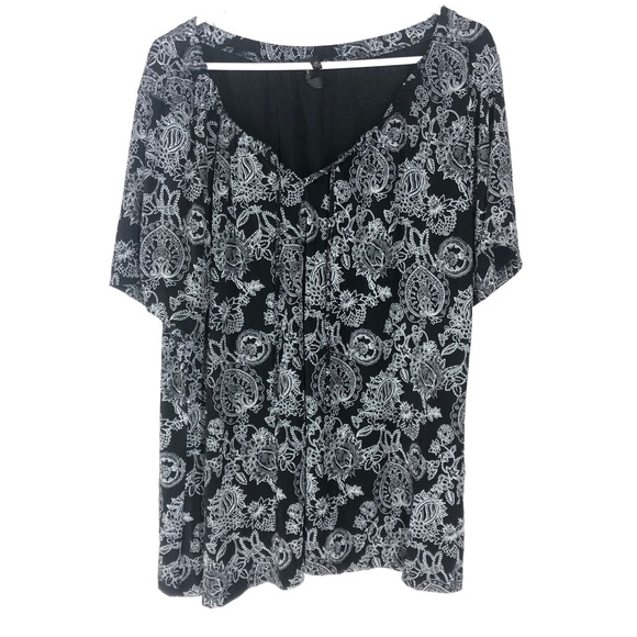 Susan Lawrence Tops - Susan Lawrence scoop neck paisley print top